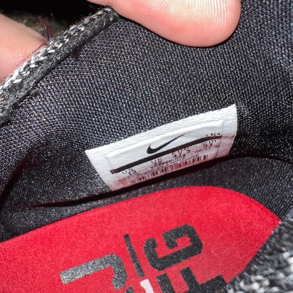 Nike LeBron 16 Oreo - Picture 4 of 6